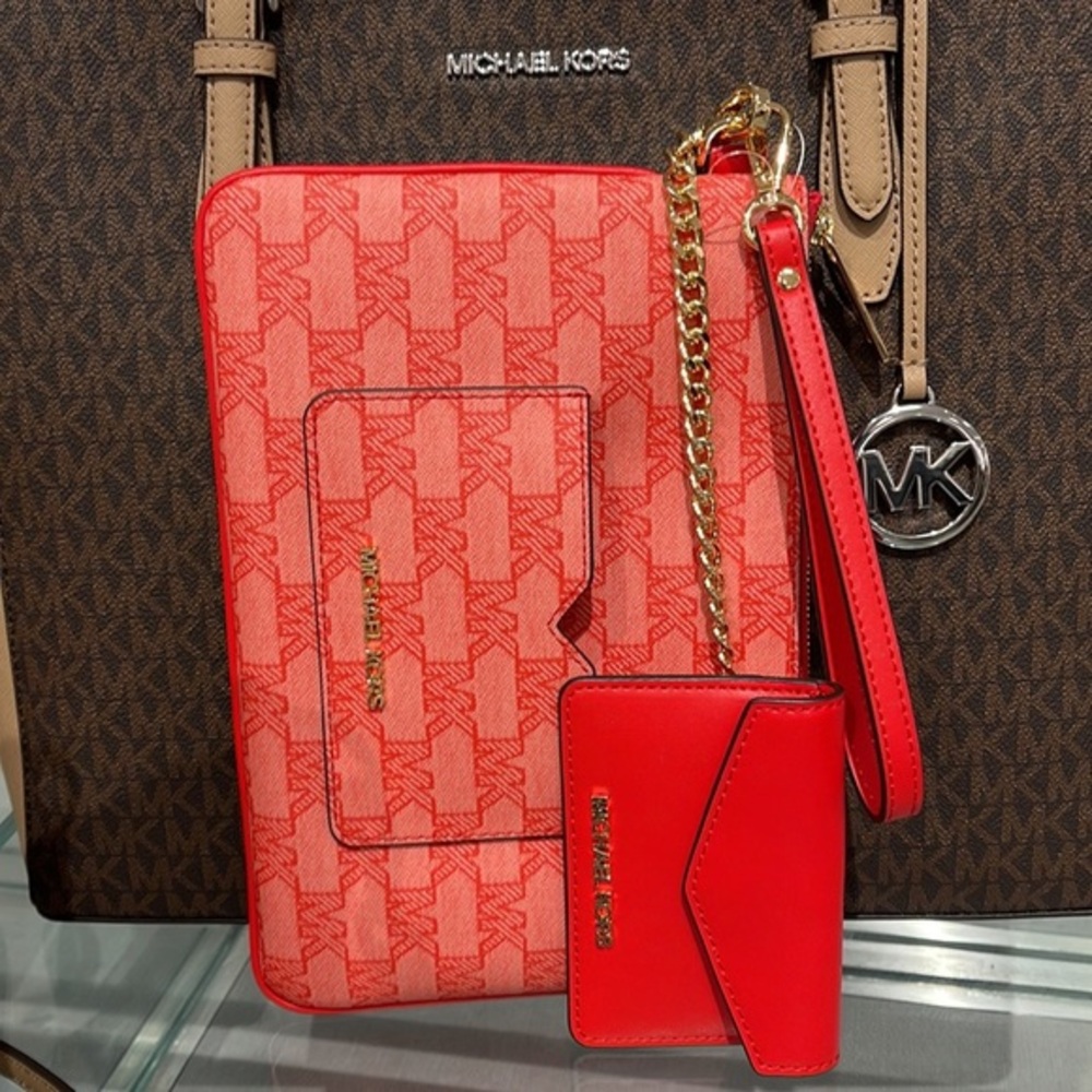 MICHAEL KORS JET SET ITEM LG 2 in 1 CARD CASE & WRISTLET
Dark Sangria